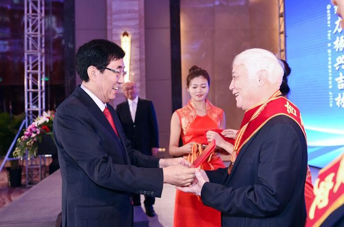 1、第二届全球吉商大会上，，，，，，，省委书记巴音朝鲁为获得“吉商突出孝顺人物”奖的曹清静董事长颁奖.jpg